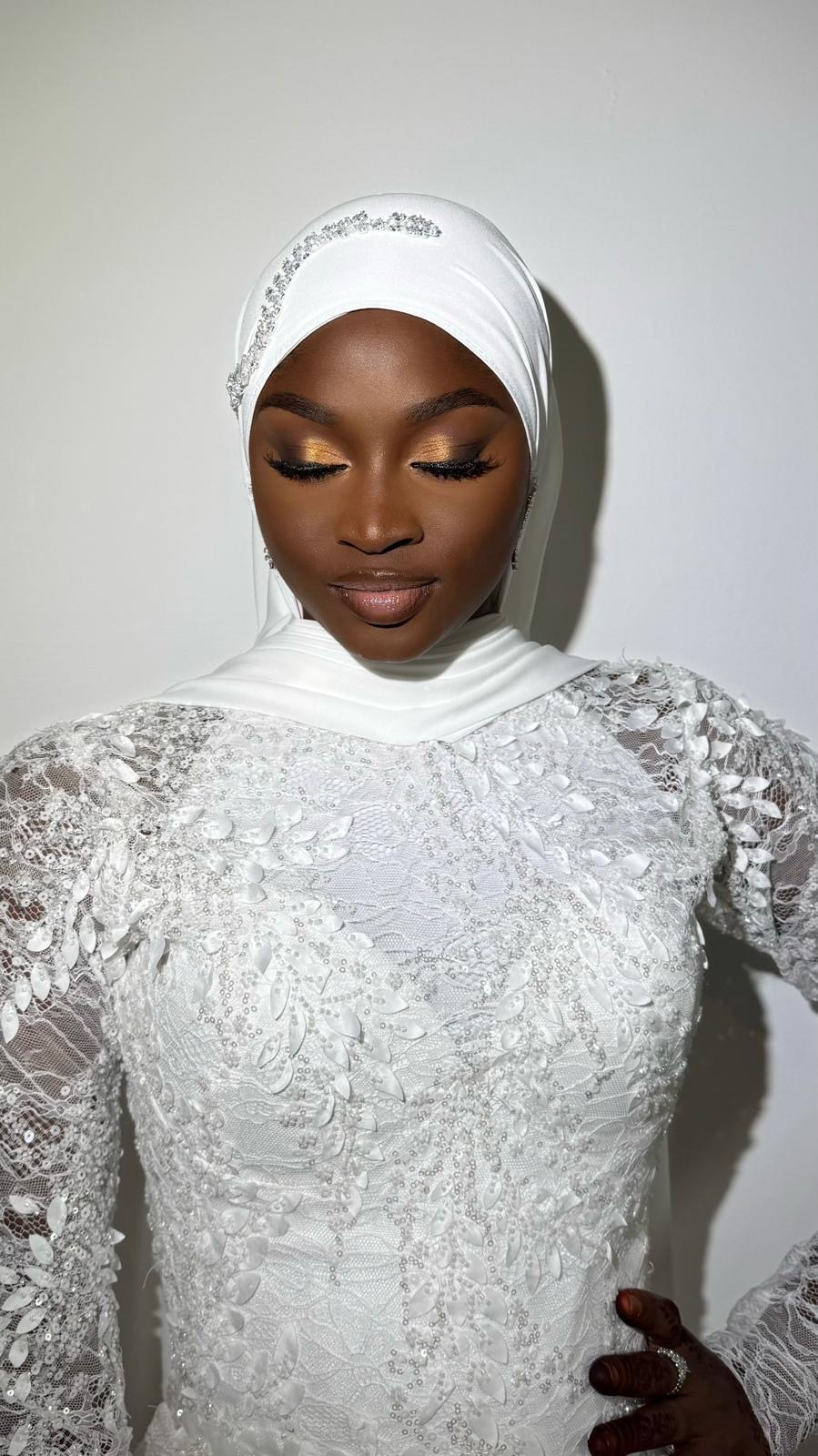 Mariée en dentelle, maquillage doré lumineux