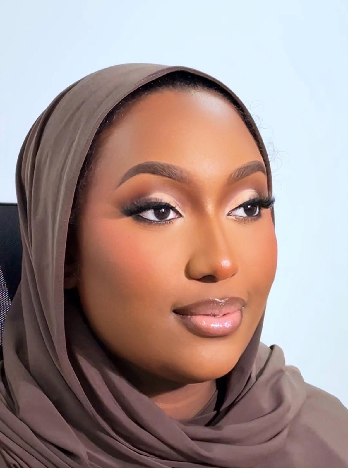 Maquillage glow nude sur voile satiné